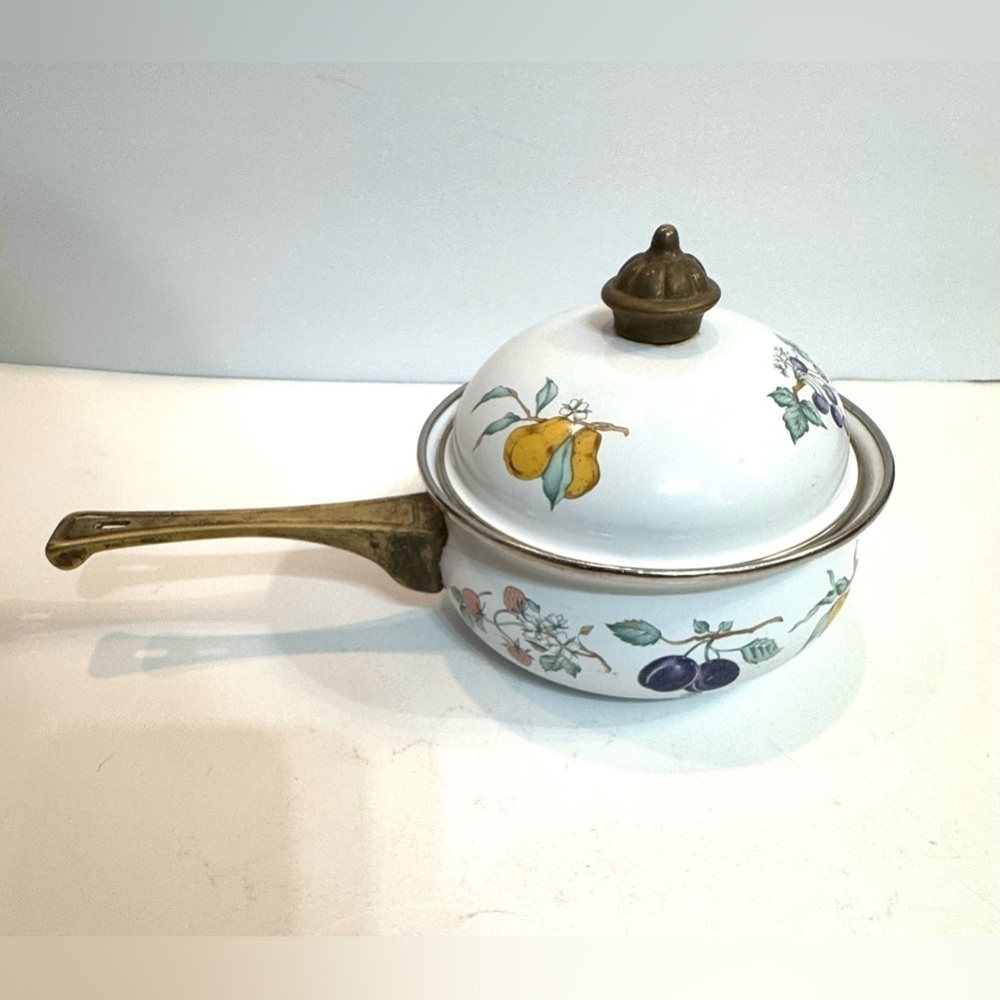 Tabletops Unlimited 1 Qt Enamelware Sauce Pan with Lid VTG.